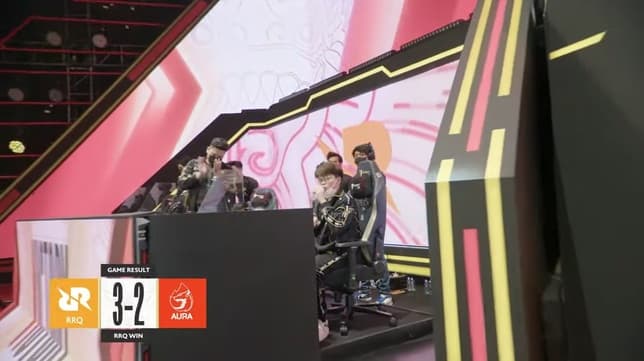 Lakukan Comeback Dramatis, RRQ Hoshi Kalahkan AURA Fire Di Semifinal Upper Bracket MPL ID Season 10