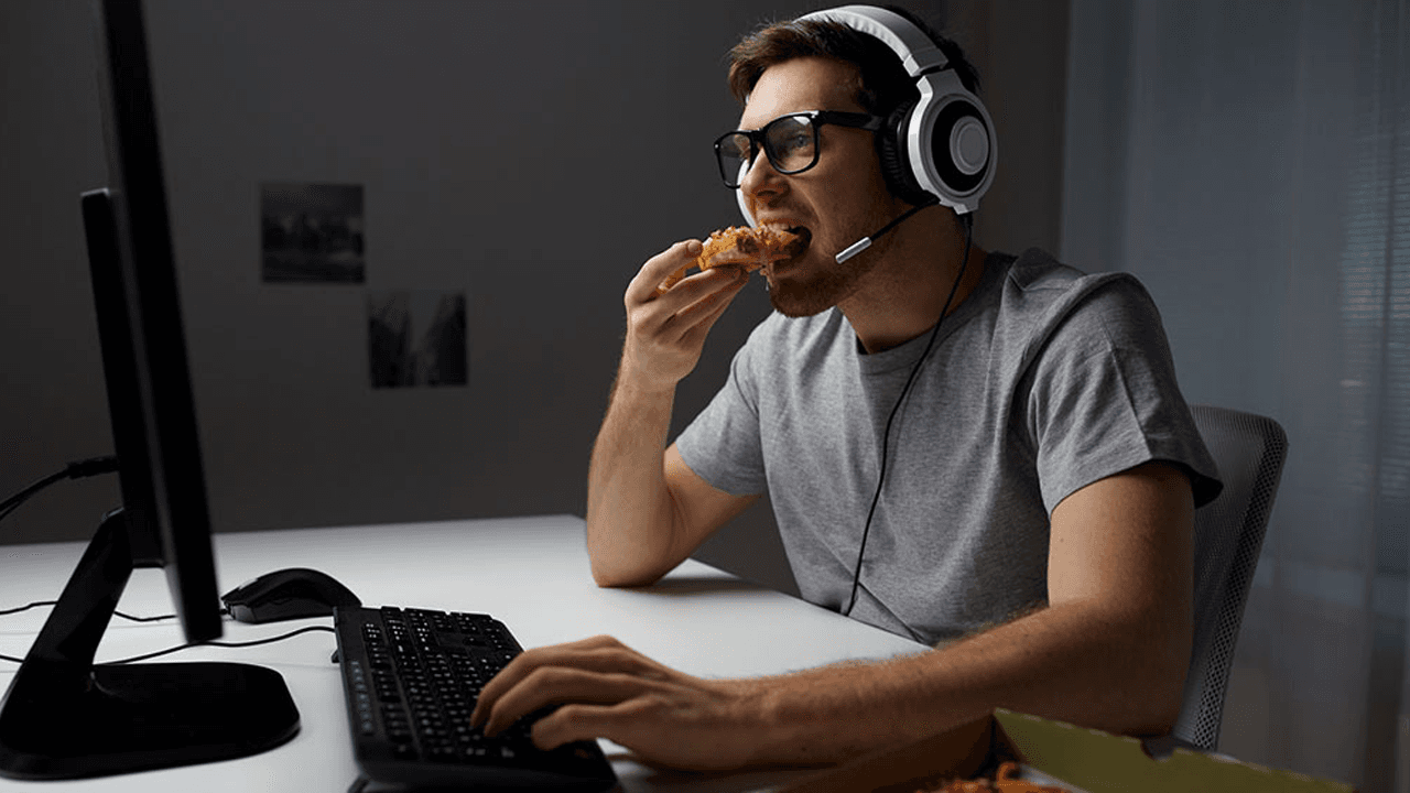 Main Game Sambil Makan? Ini 3 Hal yang Dilarang Saat Bermain Game
