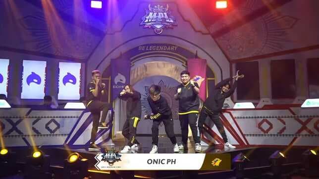 Tampil Unik, ONIC PH Peragakan Beberapa Pose Anime Di Panggung MPL PH Season 9